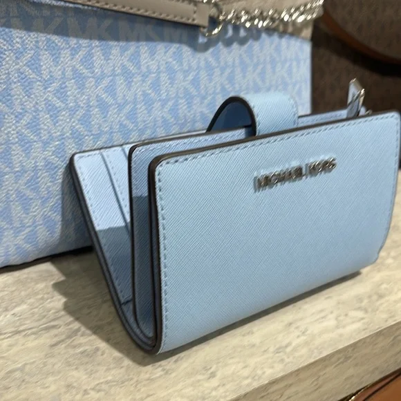 MICHAEL KORSi Medium Saffiano Leather Bifold WalletLIGHT SKYNWT